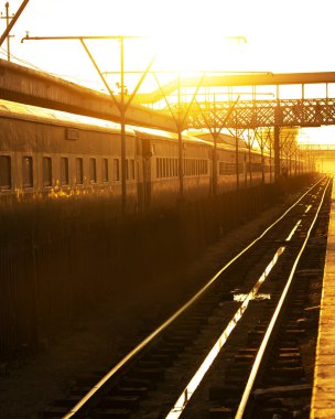 Tren istasyonunda treni ön plana çıkaran Altın Saat.