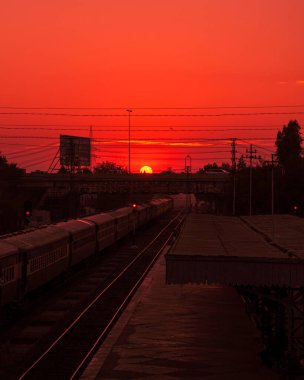 Altın sarısı renkler, güneş veda ederken tren yolunu boyar. Huzurlu bir parıltı yayar..