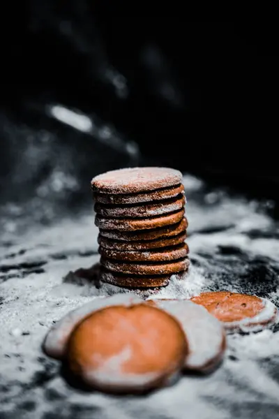 Taze pişmiş bisküviler, ev yapımı ikramların sıcaklığını ve konforunu anımsatıyor..