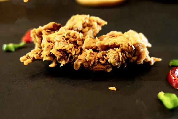 Altın Çıtır Tavuk Lezzeti siyah arka planda izole edildi