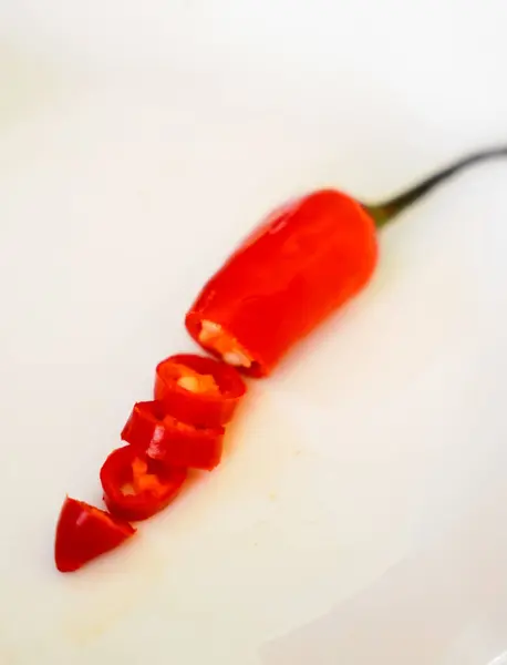 Kırmızı Lezzetli Kırmızı Biber Dilimleri beyaz arkaplanda                               