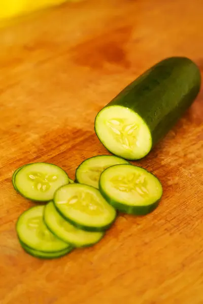 Tahta masada dilimlenmiş salatalık.