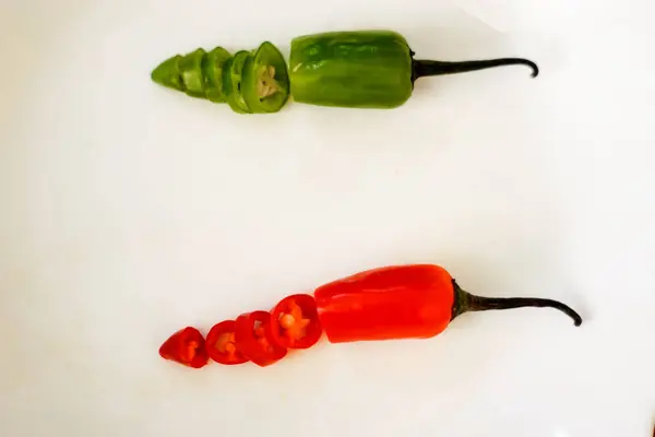 Canlı kırmızı ve yeşil biber Dilimleri beyaz arkaplanlı                                