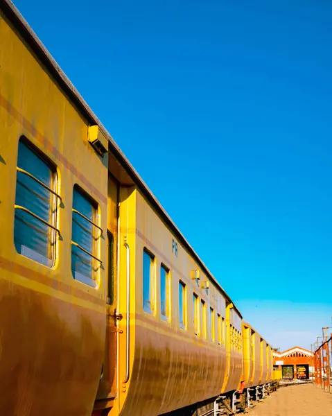 Sarı tren mavi gökyüzü ile tren istasyonunda