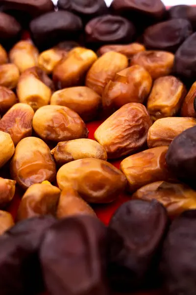 Khajoor kırmızı kasedeki hurma meyvesi, özellikle Ramazan Kareem 'de kullanılır.