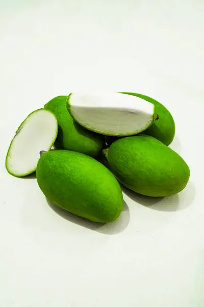 Olgun ve Sulu Kachi Keri Mangoları Beyazlar üzerinde yalıtılmış                               