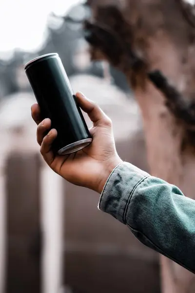 Bir çocuk elinde enerji içeceği tutuyor.                               