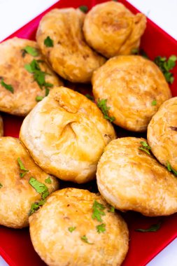 Sıcak ve taze servis edilen Kachori, dayanılmaz aroması ve bağımlılık yaratan tadı ile sevilen Pakistan sokak yemekleri kültürünün temel öğesidir..