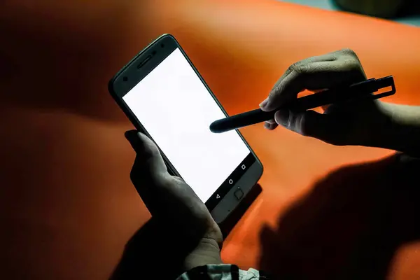 Cep telefonu ve cep telefonu kullanan bir kız