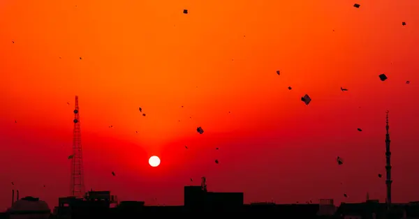 Altın Saat Uçurtması Basant Panchami 'de Uçuyor