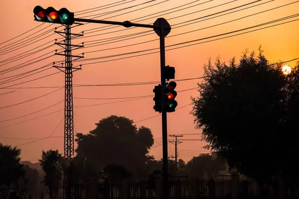 Günbatımının altında trafik ışıkları