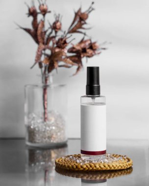 Ürün modellerinizi ya da DIY projelerinizi bu boş sprey şişe koleksiyonuyla değiştirin. Bu yüksek çözünürlüklü görüntülerde el değmemiş, etiketsiz şişeler var. Kendi tasarımlarınızı veya markanızı sergilemek için mükemmel.. 