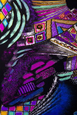 Renkli, soyut bir tasarım ile süslenmiş, canlı bir sıçrama efekti içeren siyah bir kumaşın yakın çekimi. Festivaller, sanat veya kültürel etkinlikler için ideal