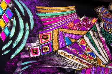 Siyah desenli kumaşa karşı çarpıcı ve çarpıcı renkler. Renkli, kültürel ve soyut tasarım gerektiren tasarımlar için harika.