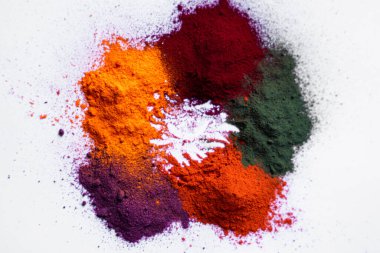 Holi festivali renklerinin renkli ve sanatsal tasarımı beyaz arka planda yuvarlak bir şekilde düzenlenmiştir. Festivaller, sanat veya kültürel etkinlikler için ideal