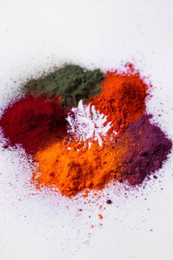 Holi festival renklerinden (turuncu, kestane rengi, yeşil, sarı ve mor) canlı bir daire. Kutlama, yaratıcılık ve kültürel gelenekler için mükemmel bir tema.