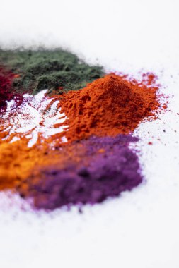 Canlı tozların dokularını ve detaylarını vurgulayan Holi festivali renklerinin yakın çekimi. Sanatsal veya kültürel projeler için ideal.