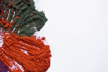 Hint bayrağından esinlenerek vatanseverce dizayn edilmiş Holi festival renklerinin yakın plan görüntüsü. Kültür ve geleneği kutlamak için mükemmel projeler.