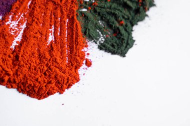 Holi festival renklerinin detaylı bir yakın çekimi Hint bayrağı tasarımı, kutlama ve vatanseverliğin karışımı. Kültürel ya da ulusal temalı projeler için mükemmel