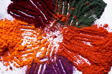 Canlı Holi festival renklerinin yakın plan çekimi tozların desenlerini ve dokularını gözler önüne seriyor. Sanatsal veya kültürel temalar için ideal.