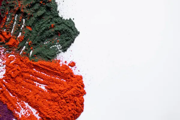 Hint bayrağından esinlenerek vatanseverce dizayn edilmiş Holi festival renklerinin yakın plan görüntüsü. Kültür ve geleneği kutlamak için mükemmel projeler.