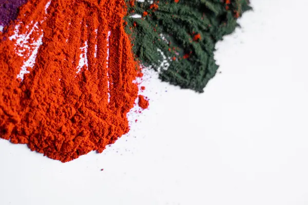 Holi festival renklerinin detaylı bir yakın çekimi Hint bayrağı tasarımı, kutlama ve vatanseverliğin karışımı. Kültürel ya da ulusal temalı projeler için mükemmel