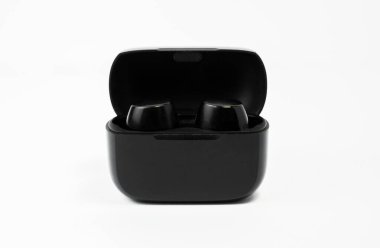 Beyaz arka planda kablosuz kulaklıklar ve şarj çantası, teknoloji ürünleri ve markalar için harika..