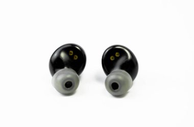 Aktif Gürültü İptali (ANC) ile siyah kablosuz kulaklıklar, beyaz arka planda izole edilmiş. Modern teknoloji reklamları için ideal ses deneyimlerine odaklanma.