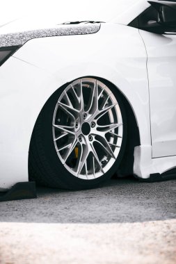 Zarif gümüş alaşımlı jantları olan şık, lüks bir araba. Premium araç reklamları ve otomotiv ürünleri vitrinleri için ideal. Sofistike tasarım ve performansı vurgulamak için harika.