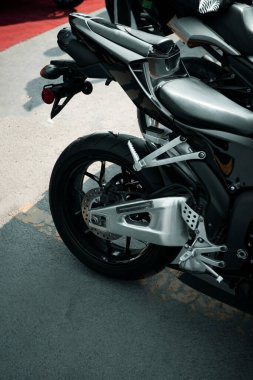 Modern tasarım ve performansını ön plana çıkaran siyah ve gümüş renkli ağır bir bisikletin parlak arka görünüşü. Motosiklet reklamları ve otomotiv ürünleri için ideal