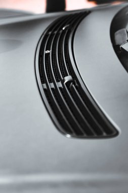 Hava sirkülasyonu için, yani estetik ve işlevsel amaçlar için kullanılan lüks arabanın kapağını kapatın.