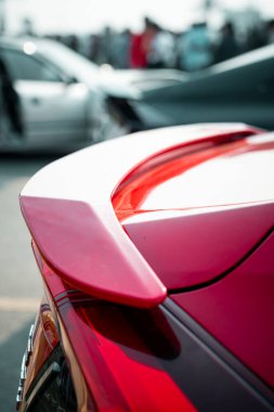 Gelişmiş aerodinamik ve hız için tasarlanmış dinamik kırmızı bir araba spoiler 'ı. Otomotiv performans reklamları, yarış içeriği veya spor araba meraklıları için mükemmel..