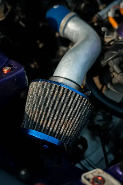 Spor araba motorundaki hava filtresi performansı artırmadaki rolünü vurguluyor. Otomotiv meraklıları ve yüksek performanslı araç markalaşması için ideal.