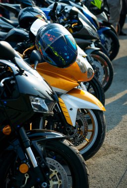 Birçok ağır bisiklet aynı hizaya gelmiş. Boyutlarını ve tarzlarını ön plana çıkarmışlar..