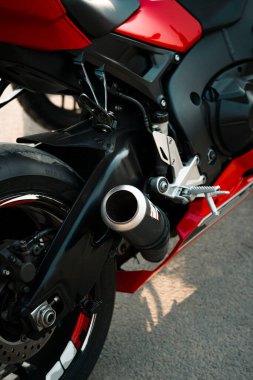 Ağır bir motorun arka kısmının detaylı bir yakın çekimi, şık susturucusunu ve sağlam arka çerçevesini vurguluyor. Otomotiv fotoğrafçılığı, motosiklet modifikasyon özellikleri veya marka reklamları için ideal