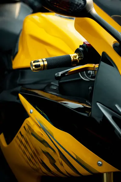 Çarpıcı renk kontrastını ve egzoz, jant ve çerçeve gibi agresif tasarım unsurlarını gösteren sarı ve siyah ağır bir bisikletin dar bir görüntüsü. Motosiklet dergileri, vites reklamları veya özel bisiklet vitrinleri için mükemmel.