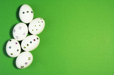 Paskalya 'da çekilen, el süslemeli yumurtalarla süslenmiş, turuncu bir arka plana yerleştirilmiş, neşeli tatil ilhamı için..