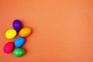 El yapımı Paskalya Yumurtaları Orange Backgound 'da izole edilmiş. Basit bir arkaplana yerleştirilmiş çoklu boyalı yumurtalar doğal ama neşeli bir bahar hissi veriyor..