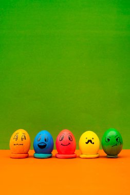 Neşeli, neşeli Paskalya dekorasyonu için tasarlanmış canlı ve ilginç emoji yumurtaları. Canlı arkaplanda şirin yüzlü Paskalya Yumurtaları