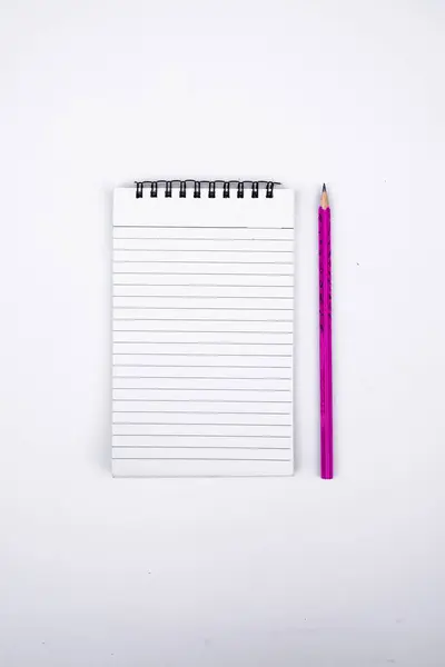 Basit ve profesyonel bir fotoğrafta boş bir günlük, bir kalem, düşünceleri, anıları ve yeni başlangıçları sembolize ediyor. Günlük tutmak, günlük tutmak ya da üretkenlik için harika bir yöntem..