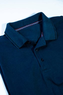  Katlanmış Mavi Polo Tişört Beyaz Arkaplanda, en iyi kıyafet reklamı için.