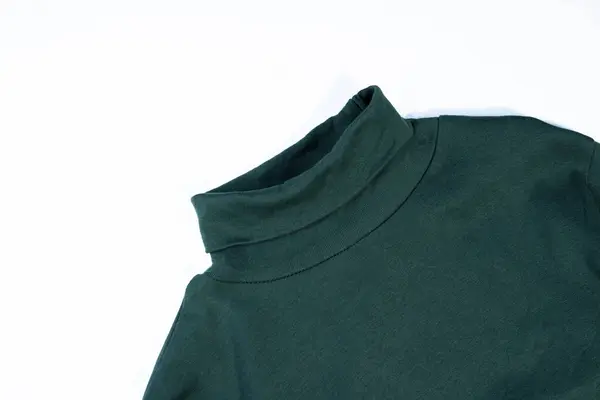 Klasik bir yeşil balıkçı yaka gömlek beyaz arka planda, moda, giyim ve giyim markaları için mükemmel..