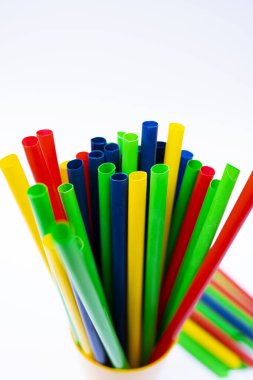 İçecekler için parlak ve neşeli pipetler konteynırda dikey bir yerleşime yerleştirilir..