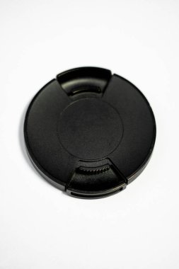 Profesyonel kameranın özünü beyaz arkaplandaki bu izole lens kapağıyla yakalayın. Kamera lenslerini tozdan, çamurdan ve çiziklerden korumak için dizayn edilen görüntü ürünün uygulanabilirliğini vurguluyor..