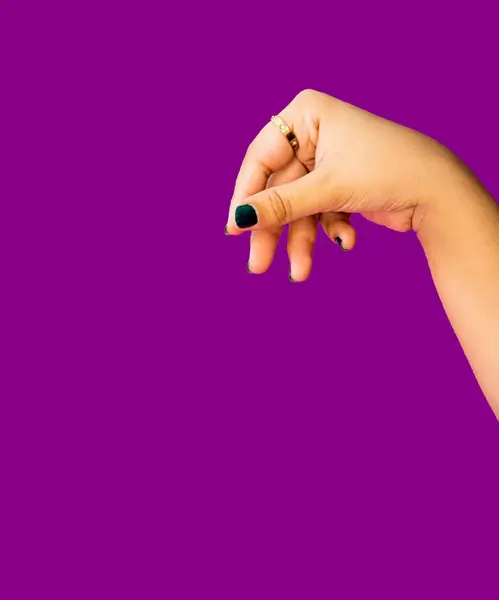 Yaratıcı tasarım, UI demoları, markalaştırma gösterileri veya nesne odaklı promosyonlar için geniş bir alan sunan tarafsız ama stilize edilmiş bir el konumu.