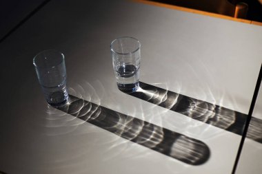 Gözlüklerin tuhaf gölgeleri vardır. Seçici odak