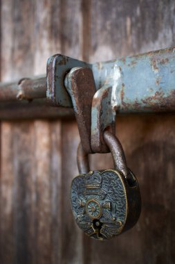 Eski moda metal asma kilit. Seçici odak            