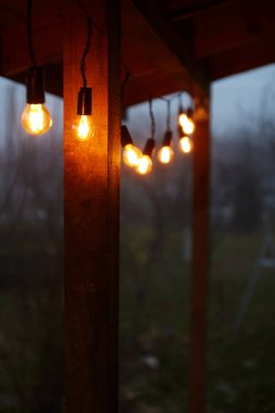 Tahta kütüklerin üzerinde asılı çelenk