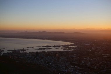 Cape Town 'da Atlantik kıyısında şaşırtıcı bir gün doğumu.