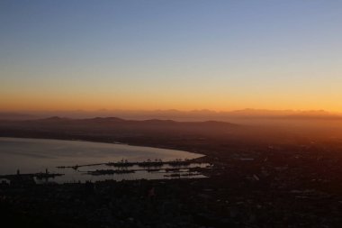 Cape Town 'da Atlantik kıyısında nefes kesici bir gün doğumu.